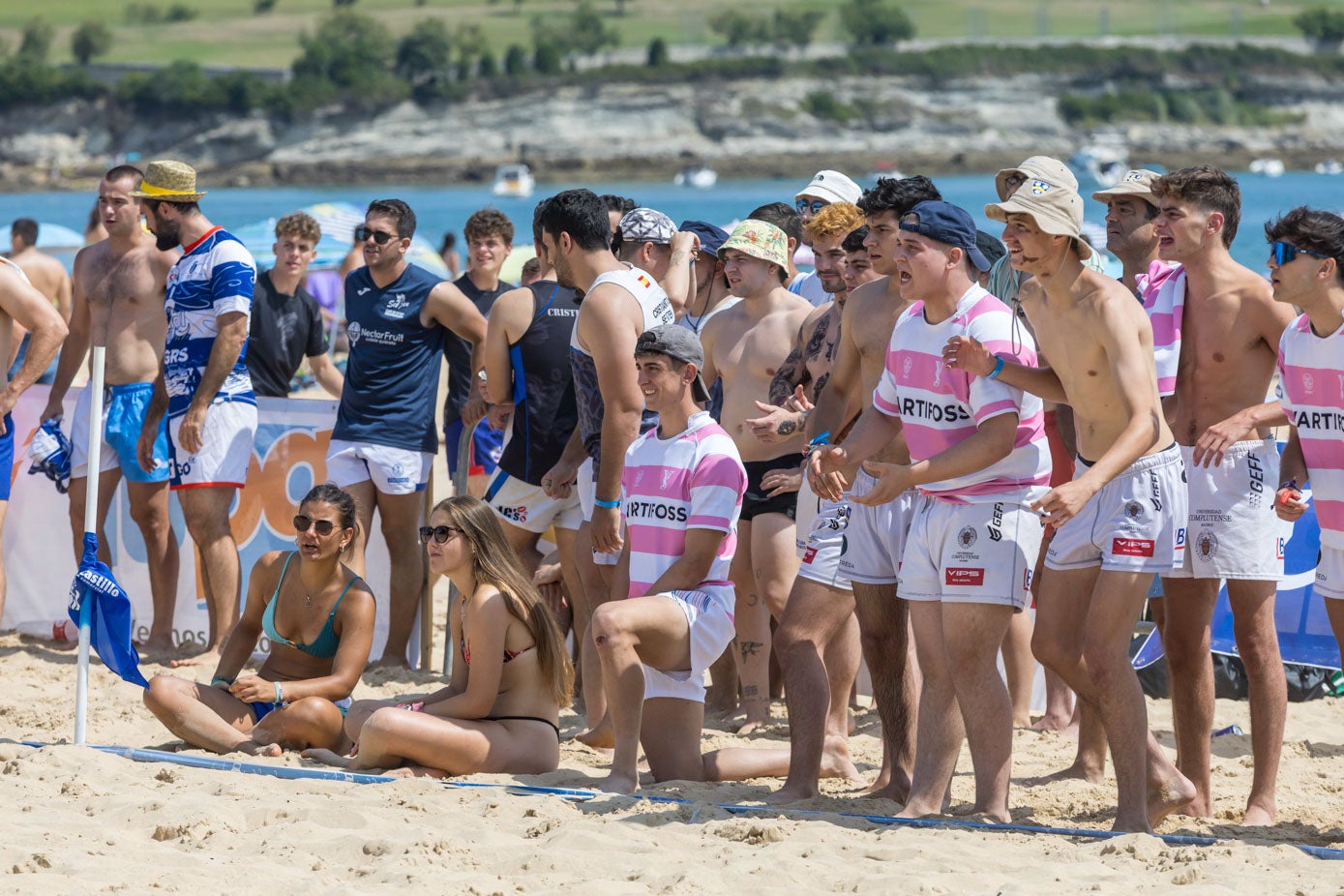 Jugadores del torneo animando a los suyos esta mañana en la Segunda playa del Sardinero.