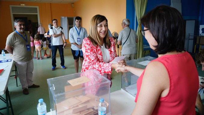 La presidenta de Cantabria ha pedido a los cántabros que participen masivamente en estas elecciones «porque nos estamos jugando el porvenir de España y de nuestra región . Votemos desde la sensatez por la convivencia, el entendimiento y la unidad constitucional».