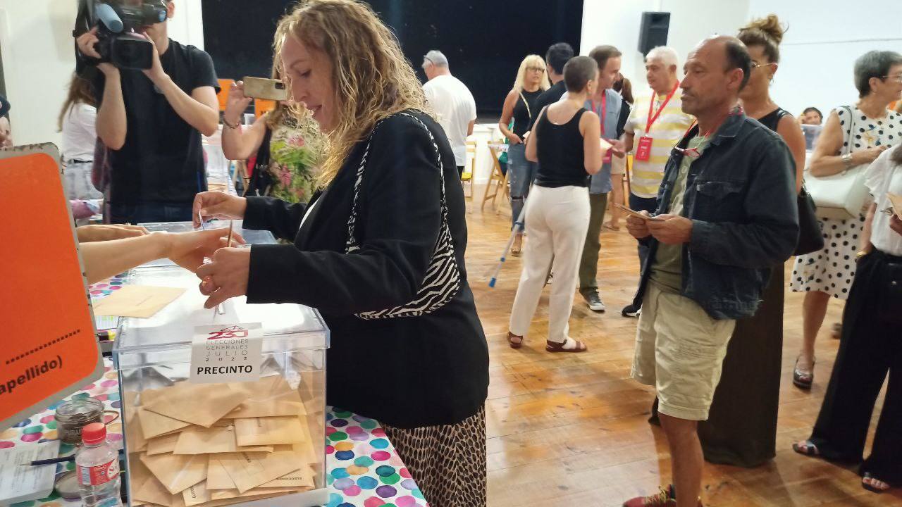 La candidata de Sumar al Congreso ha ejercido su derecho al voto en el colegio Eloy Villanueva de Monte, con un mensaje de defensa del voto de políticas de progreso, avance de derechos y reivindicación de los intereses y proyectos de Cantabria frente al odio, las mentiras y el retroceso de la derecha.