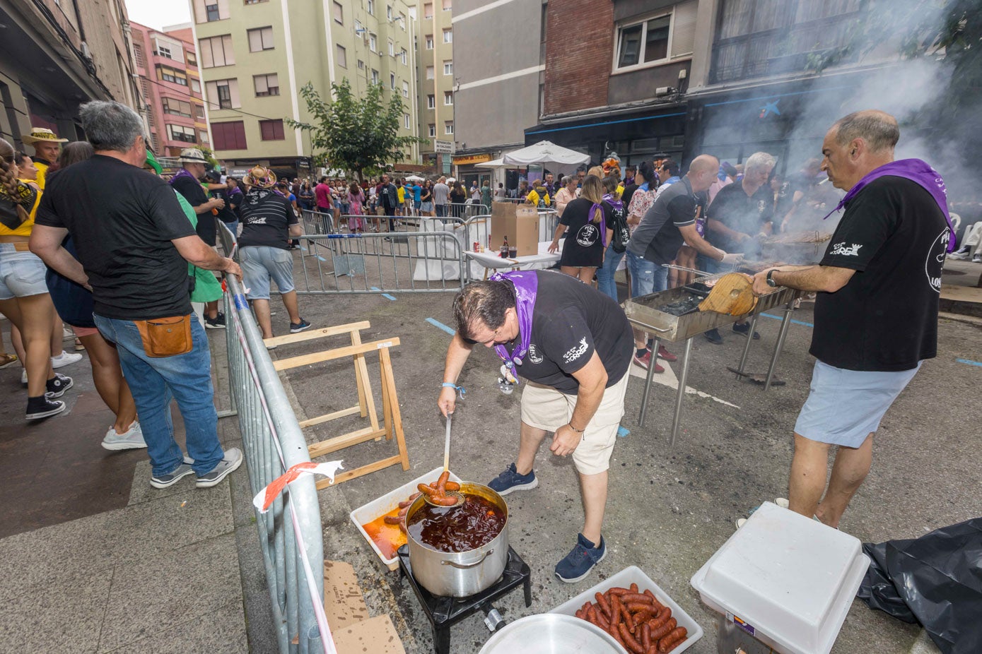 Los chorizos se cocinaban con ollas en la misma calle.