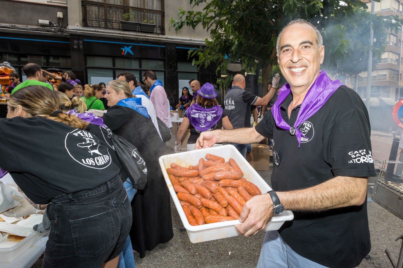 Las peñas santanderinas llenan de solidaridad la Semana Grande