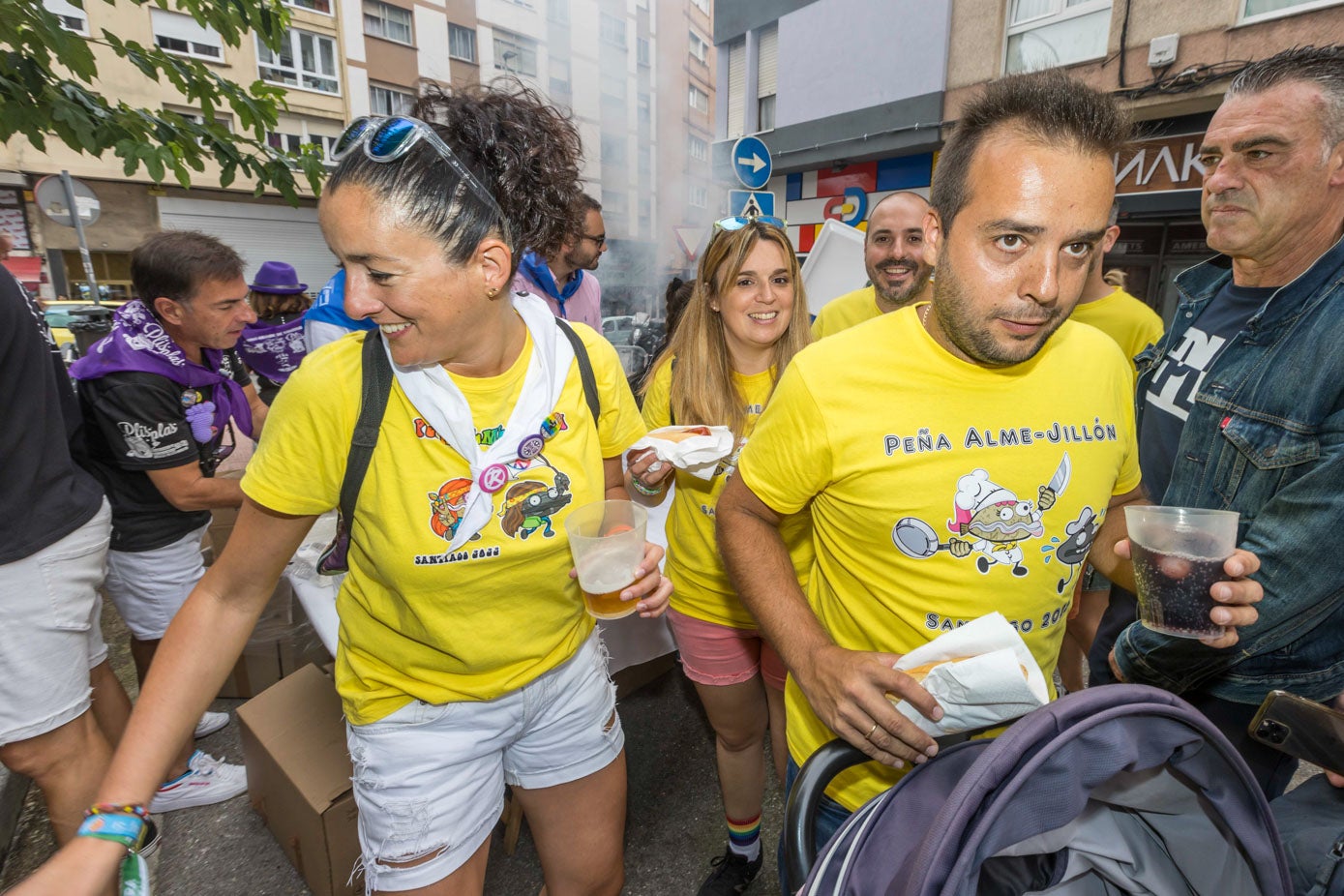 Todas las peñas unidas brindando por una causa solidaria.