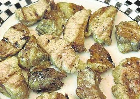 Imagen secundaria 1 - Mollejas de ternera a la parrilla y chorizo criollo.