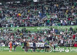 Los jugadores del Racing saludan a la afición en El Sardinero.