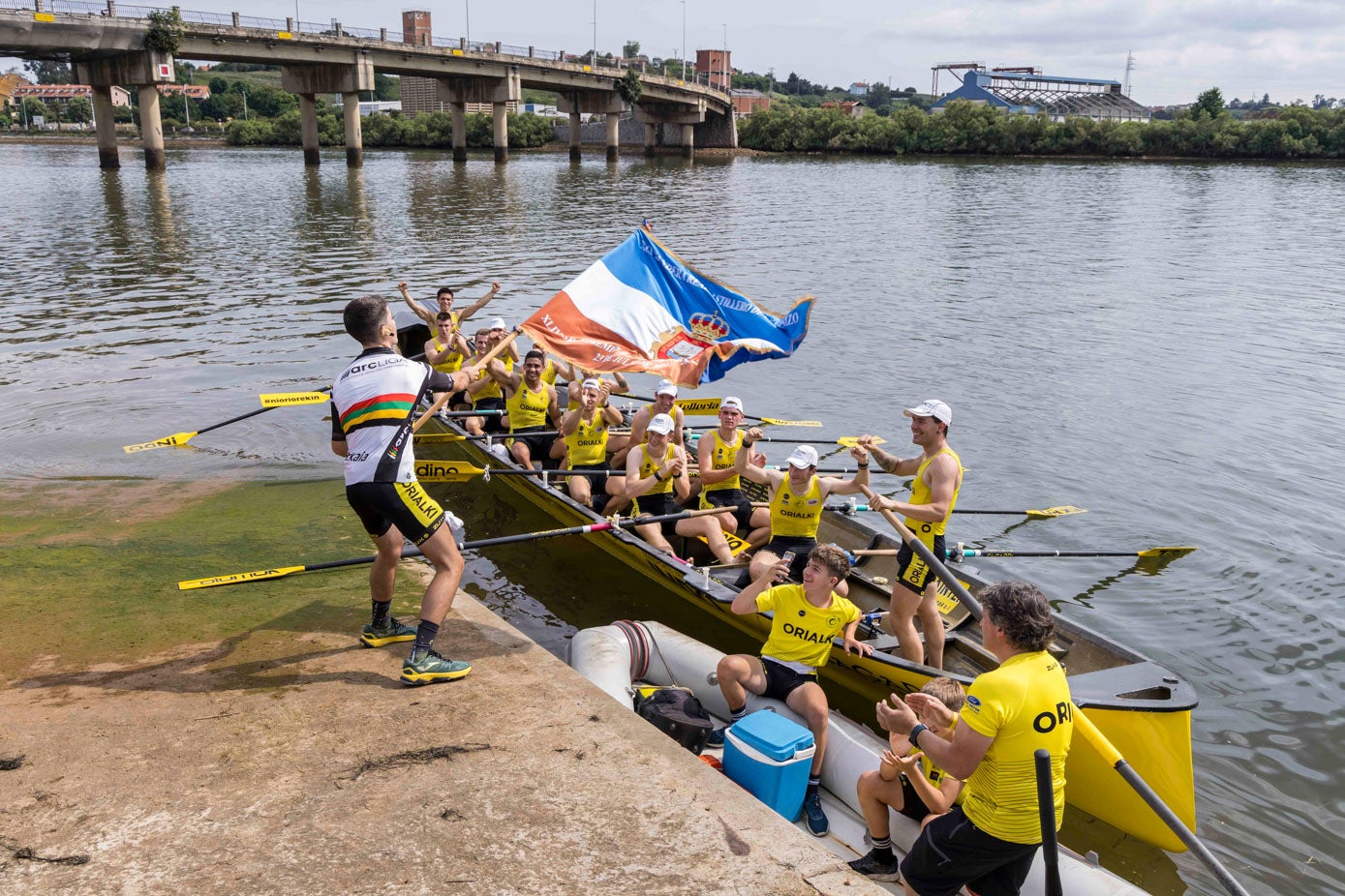 El filial de Orio celebra su victoria en la ria