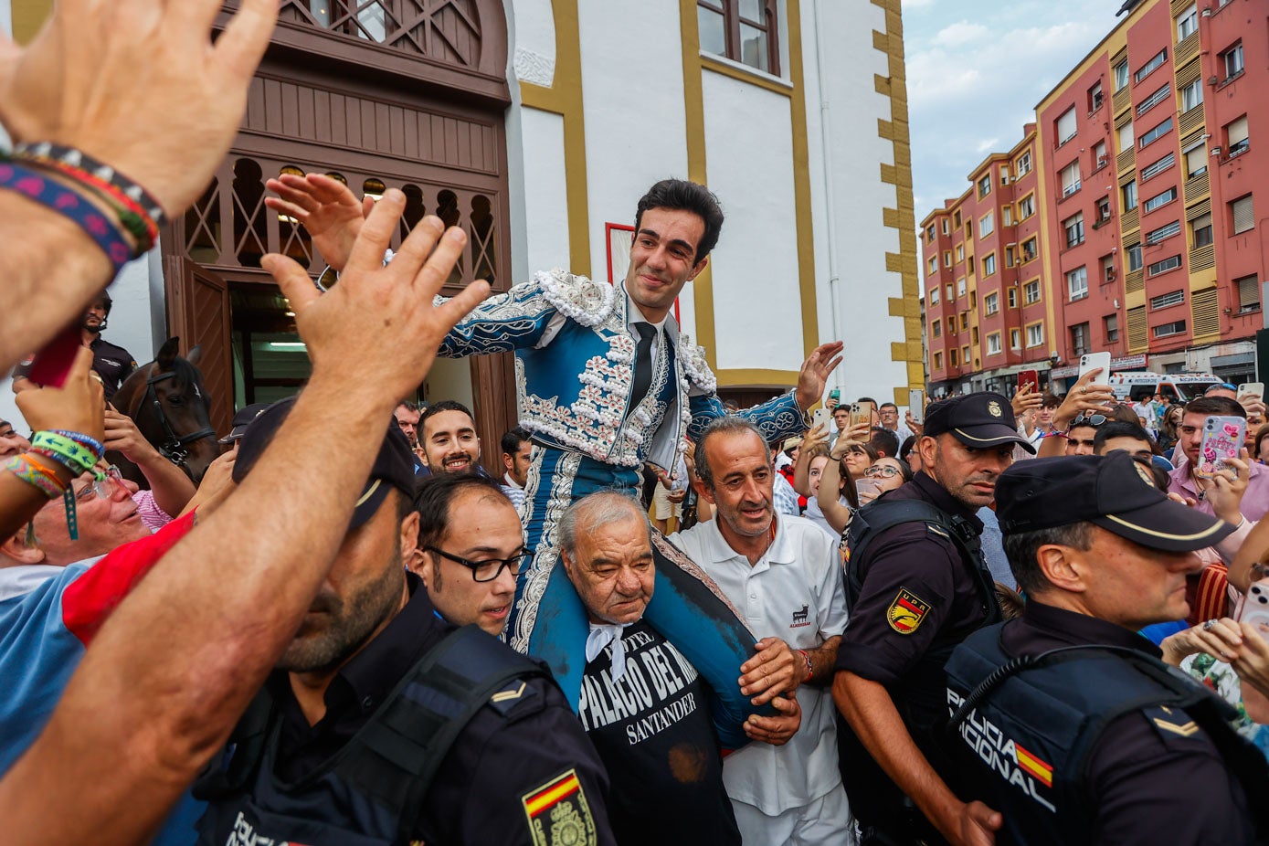 Tomás Rufo sale a hombros de Cuatro Caminos.