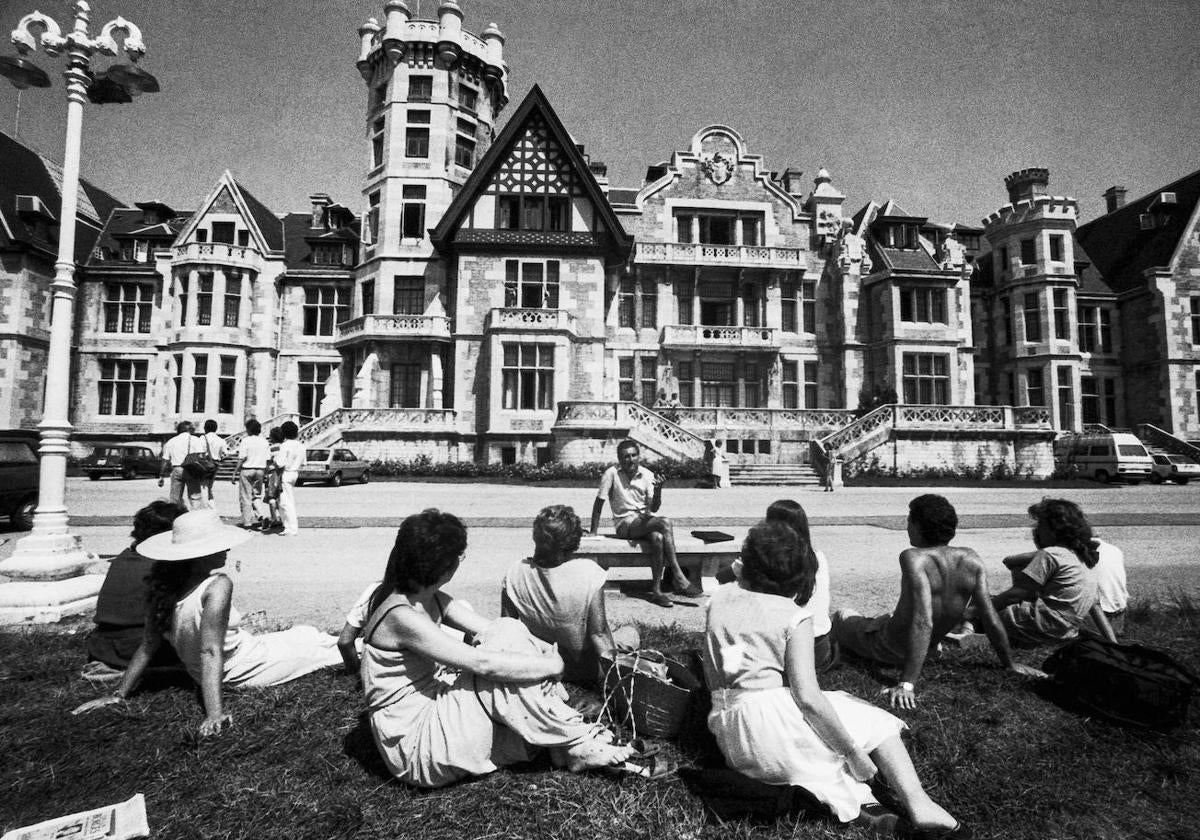 'Curso en la Calle 1980-UIMP'. Una de las fotografías de Hojas incluidas en la muestra homenaje, en el primer aniversario de su fallecimiento.