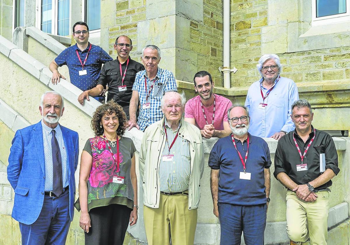 En primera fila y de izquierda a derecha: Salvador Gutiérrez Ordóñez, Verónica Dimant, Antonio G. García, Nicolás Cuenca y Manuel Martín-Loeches. En segunda fila y, de nuevo, de izquierda a derecha: Luis Carlos García Lirola, Sheldon Gil Dantas, Gilles Lancien, Abraham Rueda Roca y José María Valls.