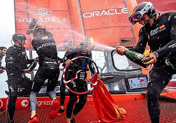 Botín, a la derecha, riega con champán a sus compañeros de equipo en la celebración del triunfo en Los Ángeles.