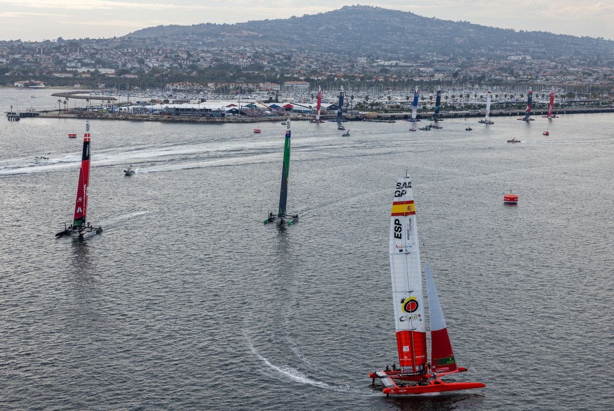 El barco español, en primer término, en la regata en el puerto de Los Ángeles.