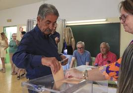 Revilla deposita su voto en las recientes elecciones.