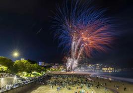 Miles de personas acuden al Sardinero para vivir la noche con más historias y recuerdos de las fiestas santanderinas