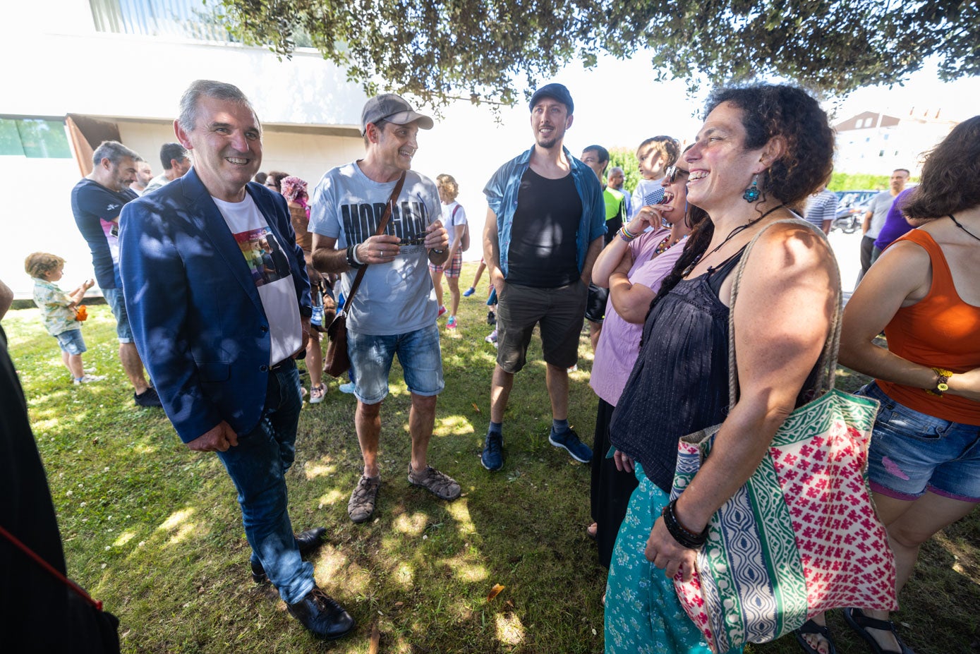 Los organizadores de la 'besada' de Bezana no querían que se politizara, pero han acudido algunos dirigentes políticos, como el socialista Alberto García Onandía y la podemita Mónica Rodero 