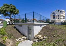 Imagen del nuevo depósito de agua de Cueto, soterrado, ubicado en el parque de La Pereda.