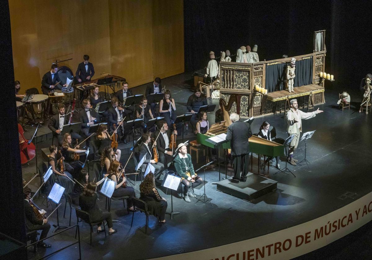 Títeres, músicos y cantantes, en una escena de la ópera que se representó en la Sala Argenta del Palacio de Festivales.