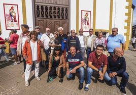 La expedición de la peña taurina Pedrucho Eibarresa frente a la puerta grande de Cuatro Caminos.