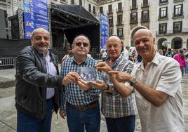 El grupo Altamar sujetando su nuevo álbum frente a la Plaza Porticada, en la que tocarán este sábado.