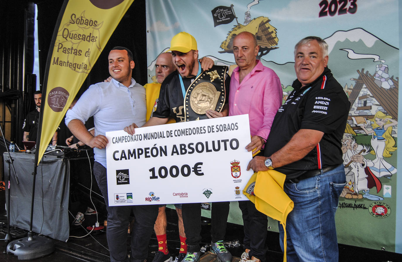 El campeón recibe su premio en forma de un gran cheque por valor de mil euros.