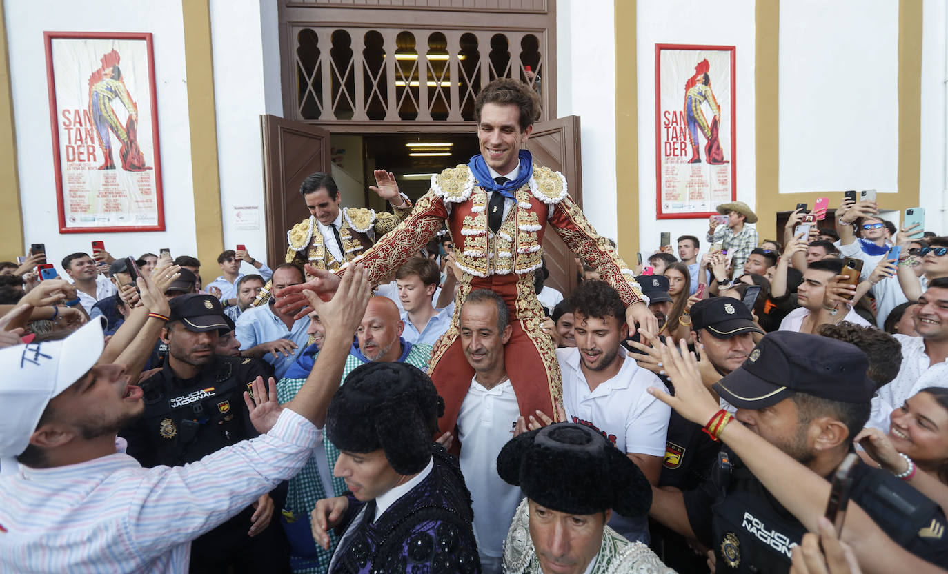 El publico acompañó a los dos matadores en su salia a hombros