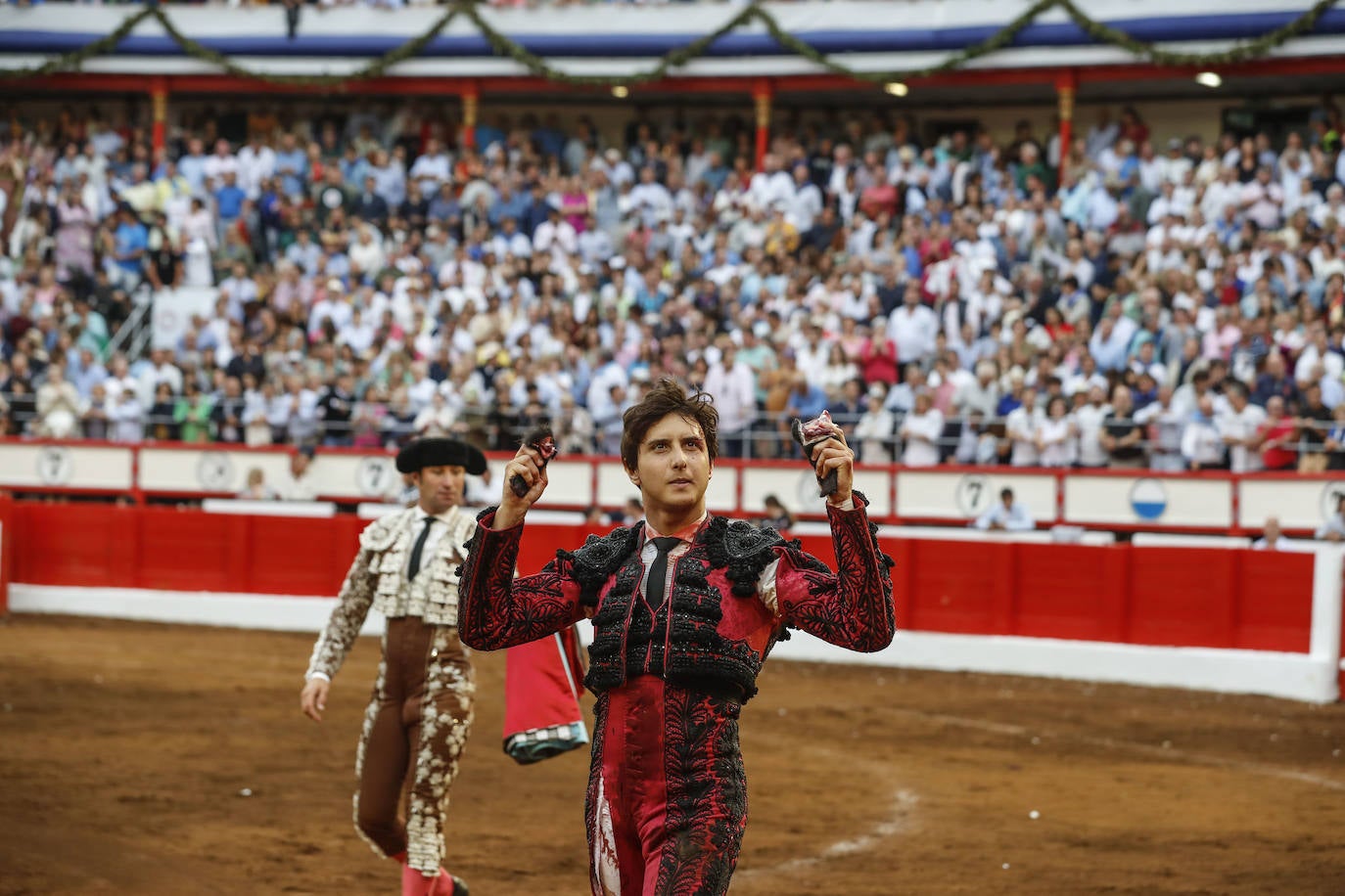 Rocar Rey pasea con las dos orejas del sexto de la trade y con la taleguilla partida tras ser cogido al inicio de la faena.