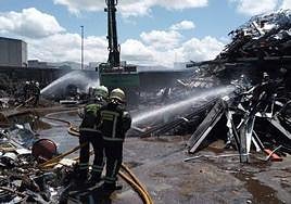 Los bomberos, al acabar de sofocar el incendio.