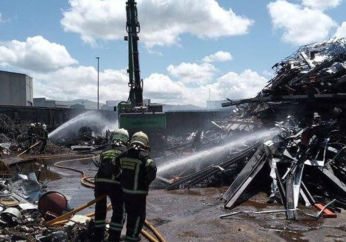 Los bomberos, al acabar de sofocar el incendio.