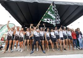 Los remeros de Pedreña festejan su victoria en la Bandera de El Corte Inglés, la primera que ganan en esta temporada.