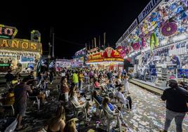 Asistentes a las ferias ubicadas en el aparcamiento de los Campos de Sport de El Sardinero disfrutan de una partida de bingo.