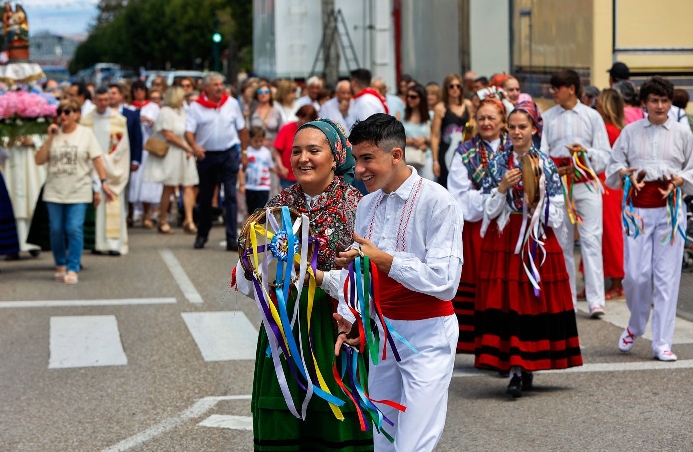 Los colores de los trajes tradicionales han inundado las calles de la localidad torrelaveguense en esta fecha tan señalada.