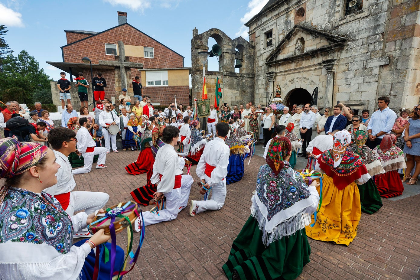 Miembros de la Agrupación de Danzas se arrodillan ante Santa Ana, en uno de los instantes más emotivos del acto religioso, frente a la ermita.