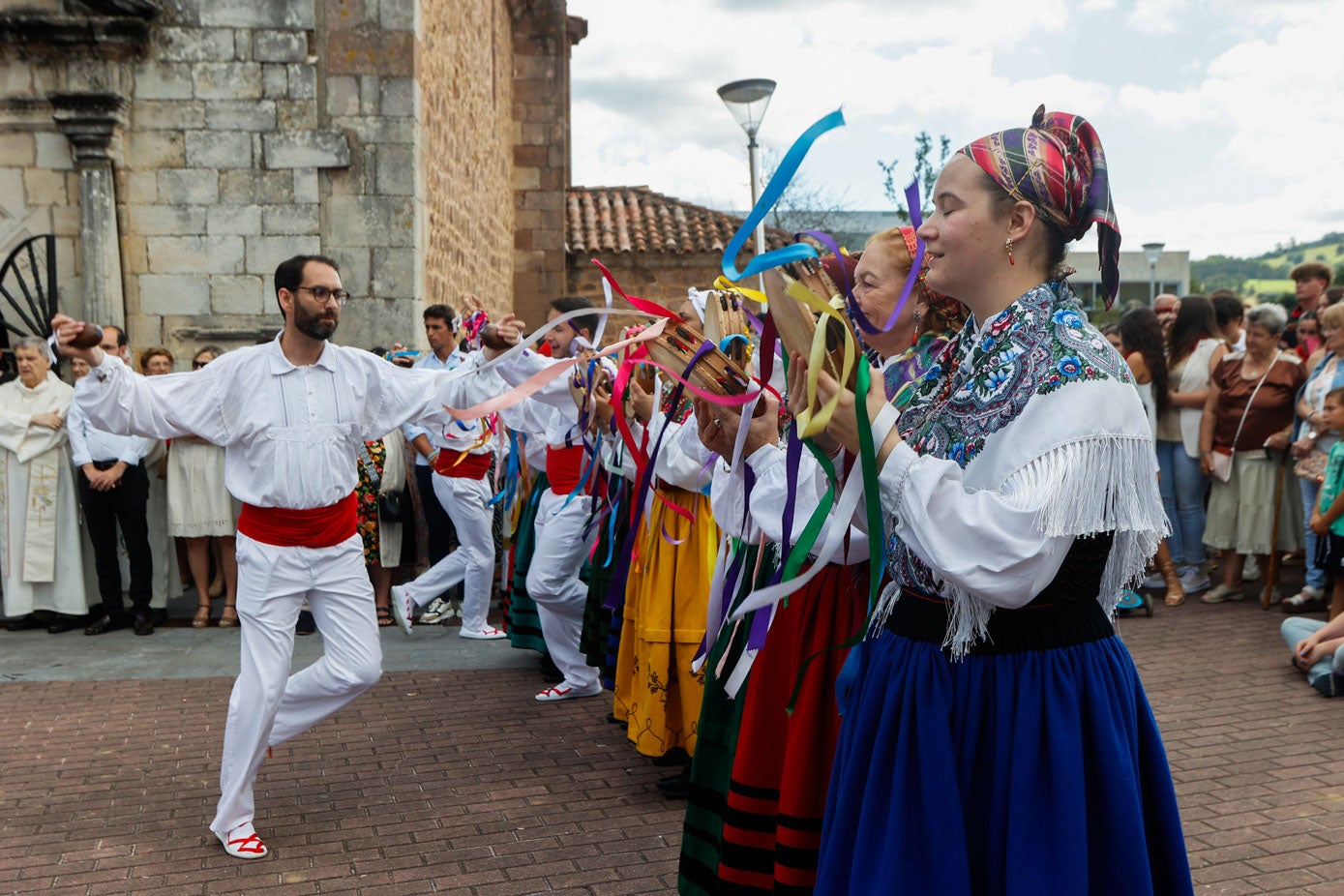 La coordinación en los movimientos y el ritmo de los bailes han vuelto a distinguir a los miembros de la Agrupación de Danzas.