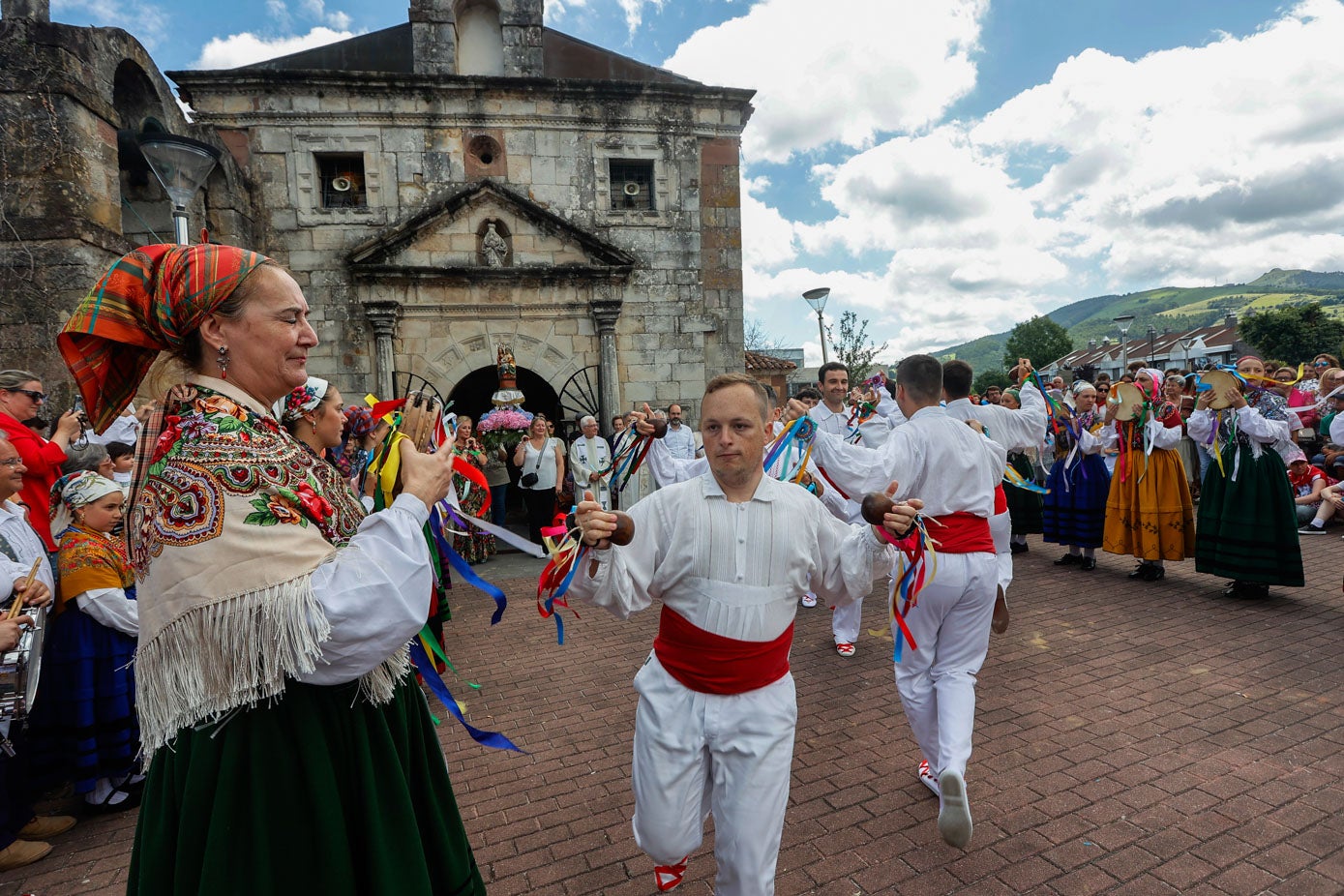 El característico baile de los mozos ha sido otra de las estampas emocionantes de la cita, durante la actuación de la Agrupación de Danzas. 