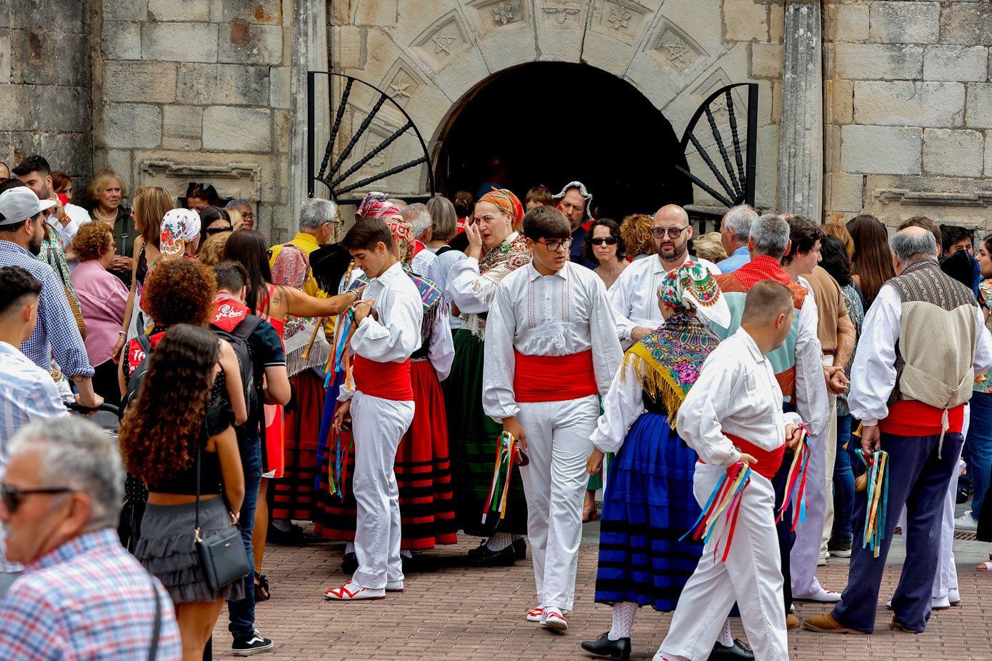 La ermita ha cubierto el aforo rápidamente, pero los vecinos han esperado a Santa Ana durante minutos, a las puertas de la capilla. 