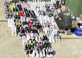 Zapatillas deportivas que fueron intervenidas por la Guardia Civil.