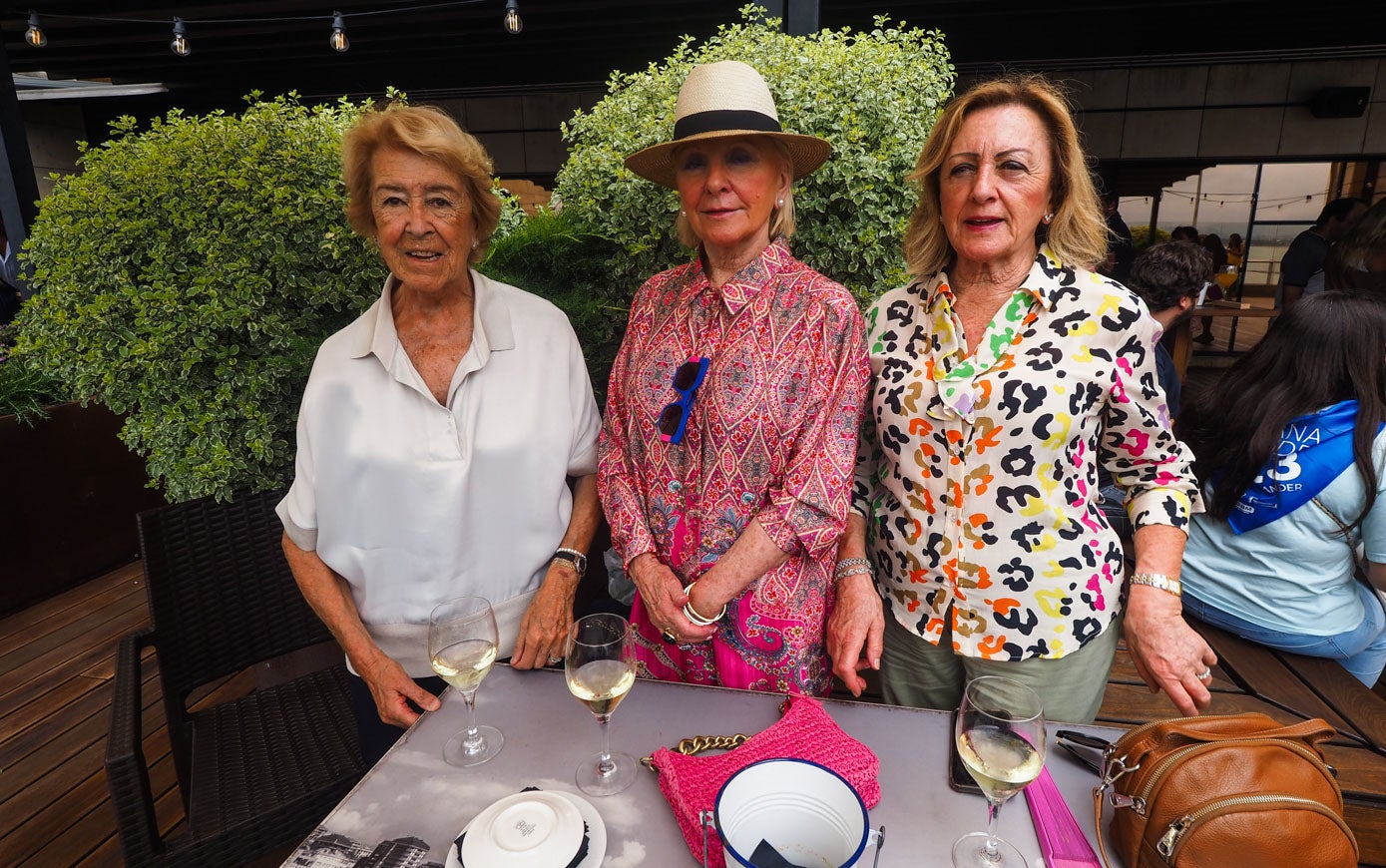 Matilde Gandarillas, Paloma Miguélez y Pilar Miguélez.