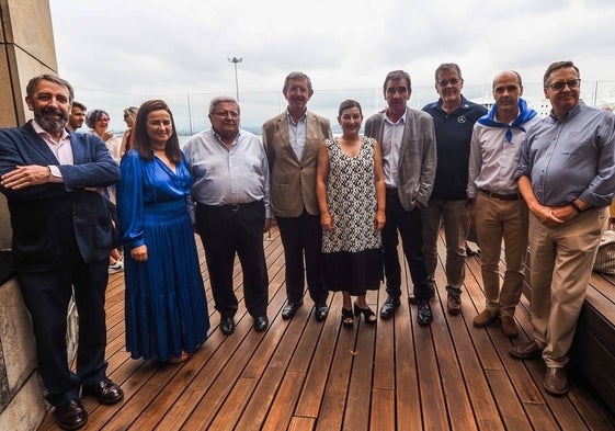 Javier Noriega, Begonia Gómez, Lucas Martínez, Luis Revenga, María José Sáinz de Buruaga, Ignacio Pérez, Roberto Pérez, Juan José Alonso e Íñigo Noriega, en la terraza del Hotel Bahía, en el evento organizado por El Diario Montañés