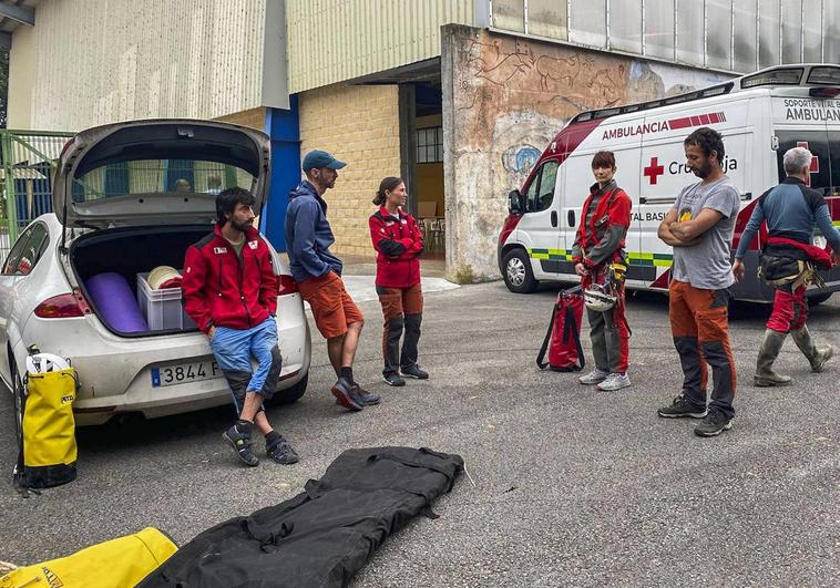 Efectivos del equipo de rescate, en el puesto de mando avanzado que se instaló en la localidad de La Gándara el jueves.