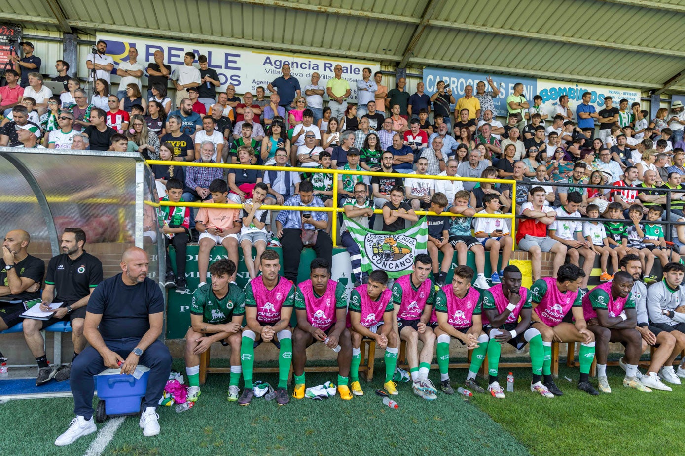 Las entradas se agotaron en un estadio repleto, incluidas las gradas supletorias.