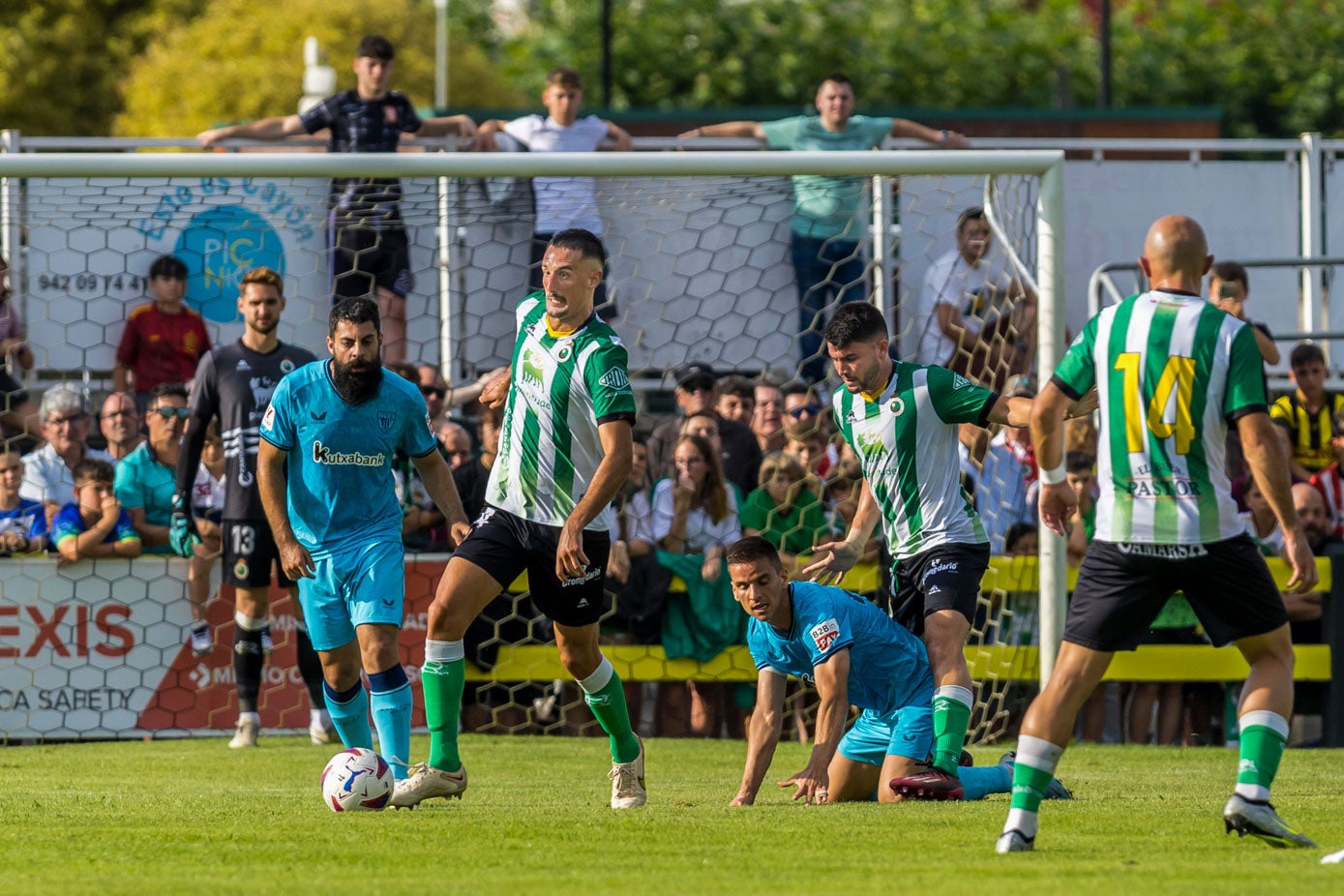 Pol Moreno conduce el balón ante la mirada de Villalibre, Aldasoro y ekain.