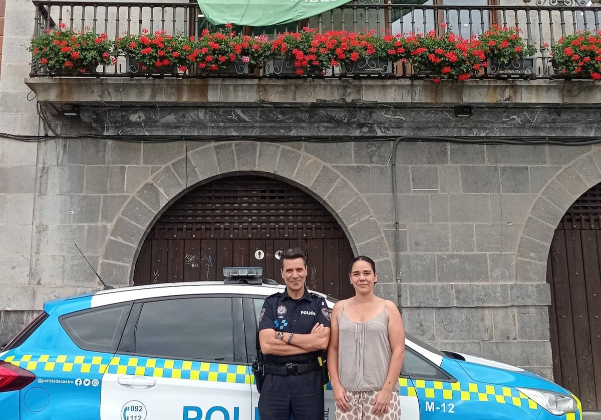 El jefe de la Policía Municipal, Domingo Lázaro, junto con la concejala, Leticia Mejías.