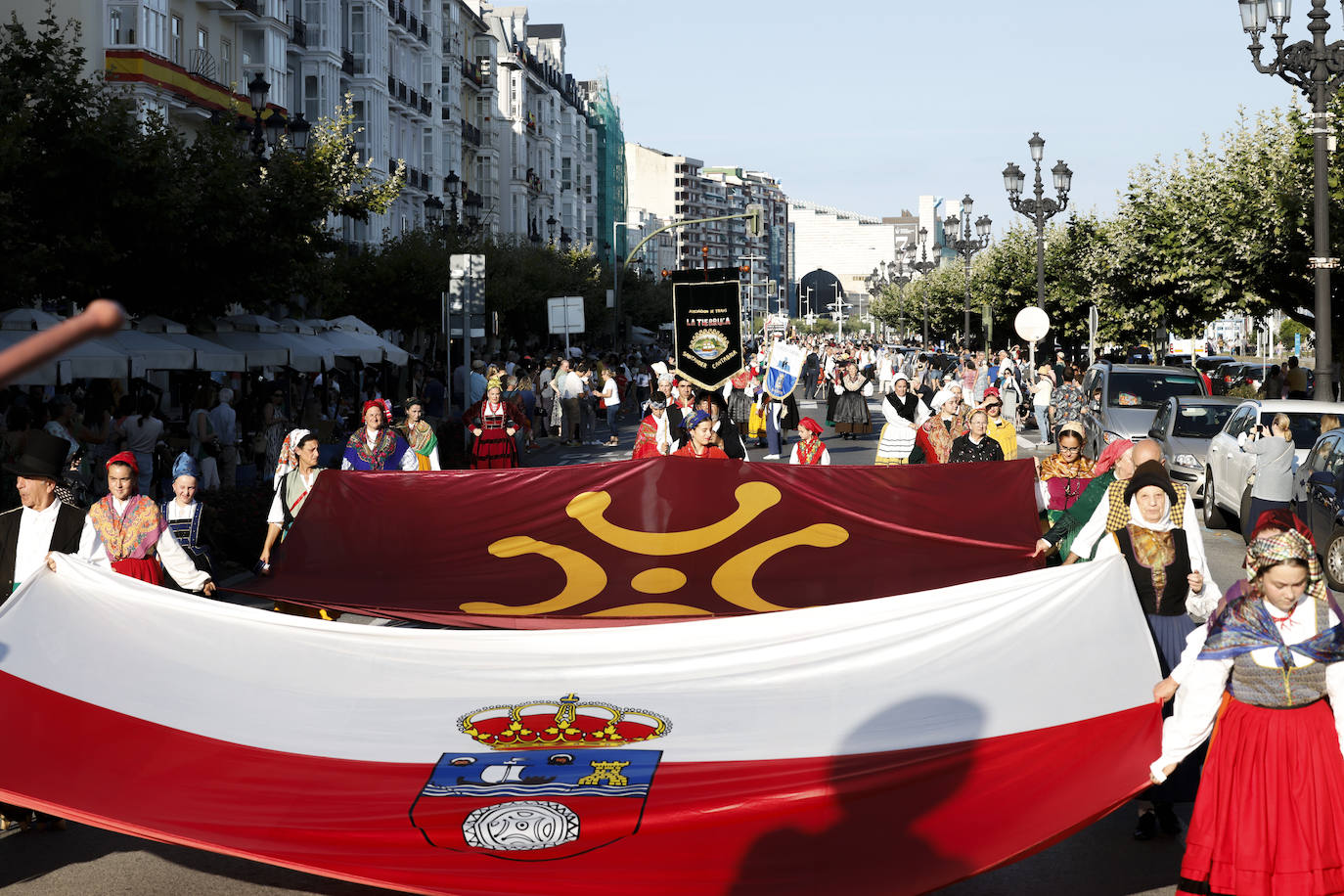 El lábaro y la bandera de Cantabria presiden el desfile.