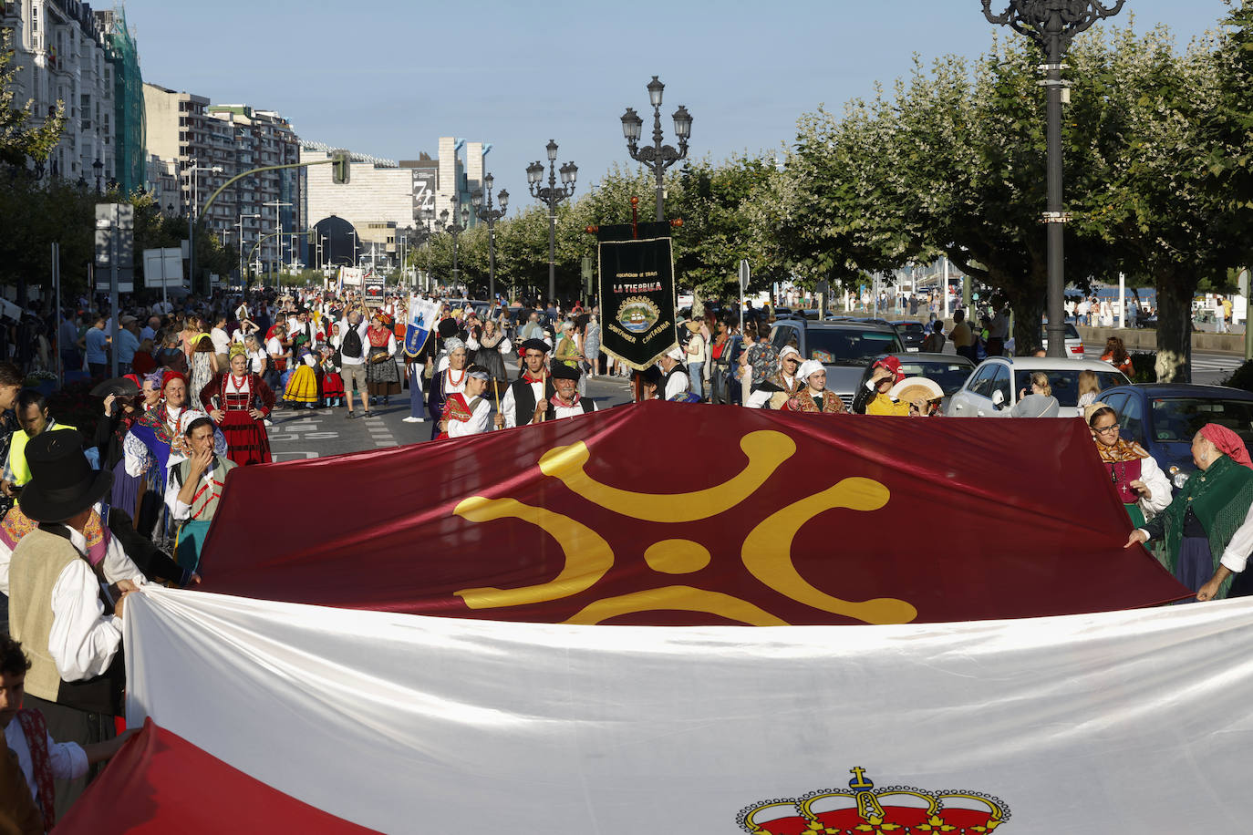 La Asociación de Trajes de la Tierruca exponen los trajes que llevan todo el año confeccionando.