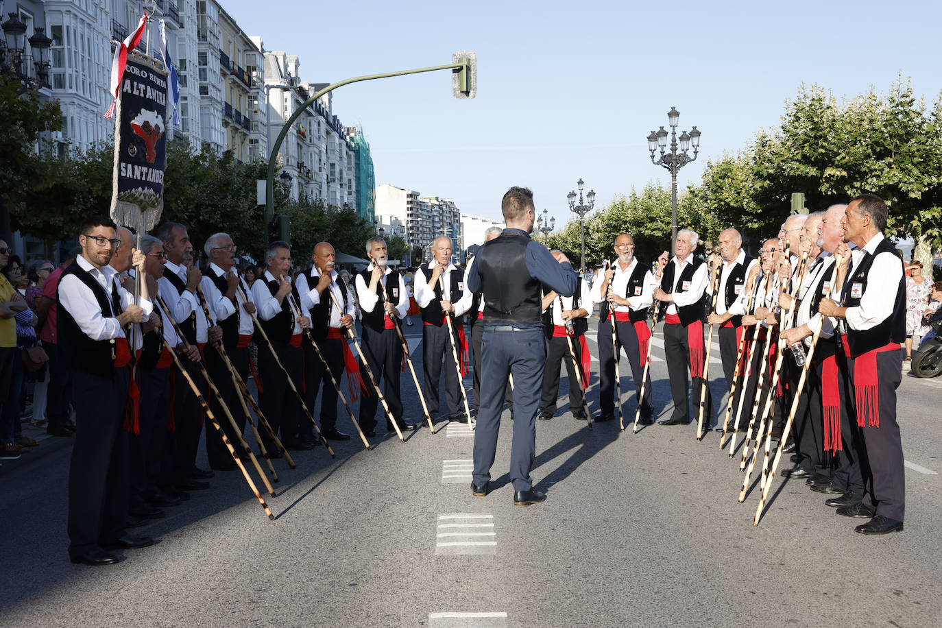 El Coro Ronda Altamira de Santander se reúnen en medio círculo para cantar.