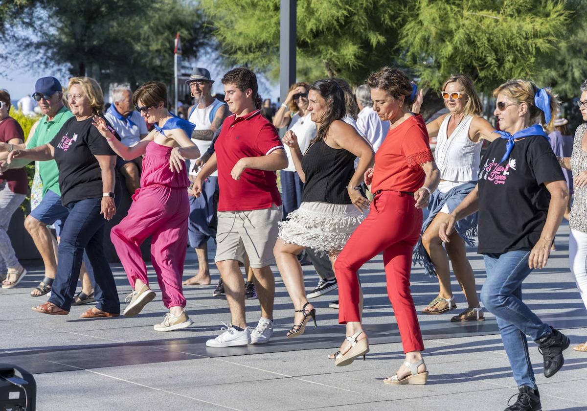 Los asistentes a la clase, en mitad de una canción.