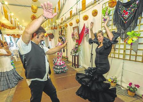 Imagen secundaria 1 - 1. Los trabajadores de la Casa de Galicia preparando comandas. | 2. Baile tradicional en la Hermandad de Nuestra Señora del Rocío. | 3. Un grupo de mujeres en una mesa de la terraza de la Hermandad.