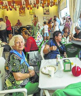 Imagen secundaria 2 - 1. Los trabajadores de la Casa de Galicia preparando comandas. | 2. Baile tradicional en la Hermandad de Nuestra Señora del Rocío. | 3. Un grupo de mujeres en una mesa de la terraza de la Hermandad.