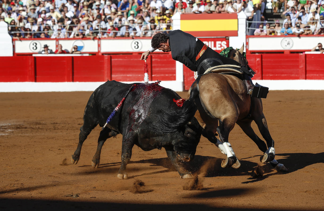 Leonardo Hernández, Lea Vicens y Guillermo Hermoso de Mendoza protagonizaron la lidia de las reses de El Canario.