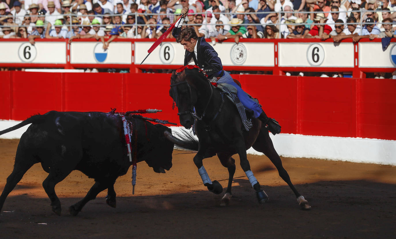 Leonardo Hernández, Lea Vicens y Guillermo Hermoso de Mendoza protagonizaron la lidia de las reses de El Canario.