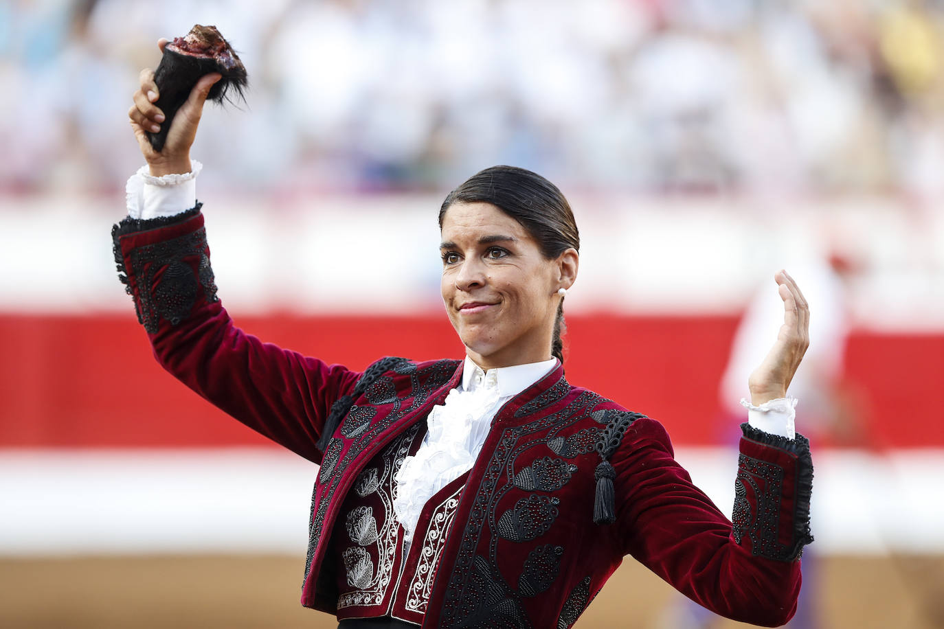 Leonardo Hernández, Lea Vicens y Guillermo Hermoso de Mendoza protagonizaron la lidia de las reses de El Canario.