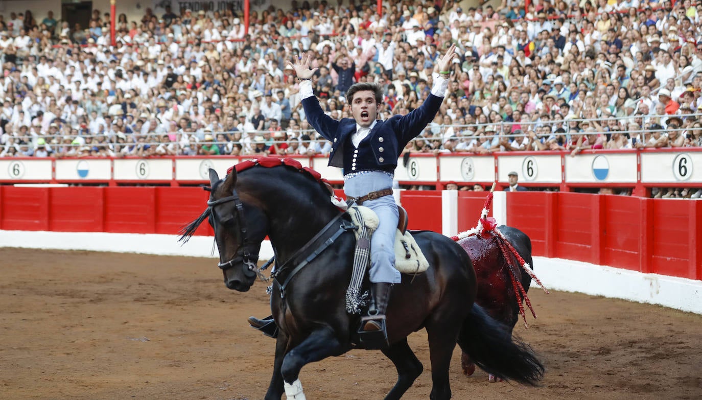 Leonardo Hernández, Lea Vicens y Guillermo Hermoso de Mendoza protagonizaron la lidia de las reses de El Canario.